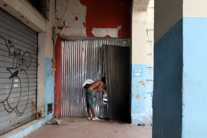 Un hombre ingresó al edificio Multicomercio por una abertura del cerramiento en la calle Eloy Alfaro.
