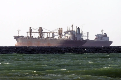 Imagen de archivo de un petrolero cruzando el Estrecho de Ormuz, en Omán.