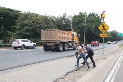 Escena. En el sector, la mayoría de ciudadanos cruza corriendo la vía a la costa. Más adelante hay dos uniformados y un paso cebra casi borrado.