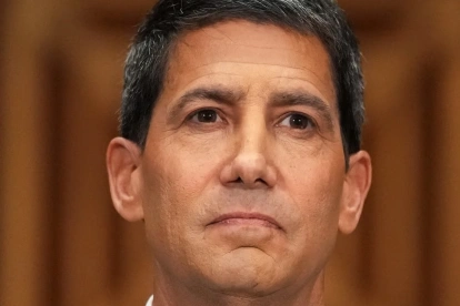 Kevin Warsh, nuevo presidente de la Reserva Federal, enfrenta desafíos económicos.