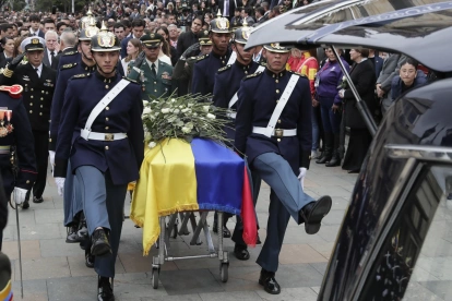 Fotografía de archivo del 13 de agosto de 2025 que muestra integrantes del Batallón Guardia Presidencial cargando el féretro del fallecido senador Miguel Uribe Turbay.