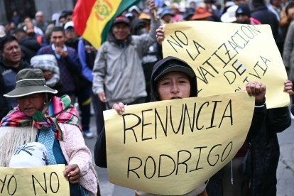 Una manifestante durante una protesta contra el presidente Rodrigo Paz en La Paz, el 25 de mayo de 2026.