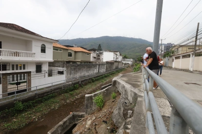 Este es el panorama en Cumbres Bajas de Los Ceibos. La calzada y el canal son apenas algunos de los sitios afectados y no atendidos por las autoridades en años, según denuncian las familias.
