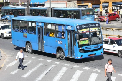 Referencia. Buses de transporte público incumplen normas viales y provocan preocupación en la ciudadanía quiteña.