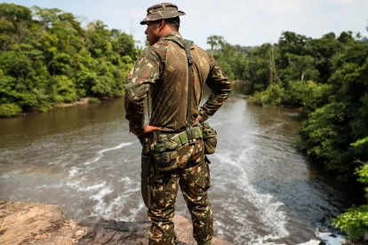 Un soldado del ejercito brasileño durante una ronda en la Amazonía.