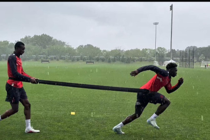 Denil Castillo y Jordy Caicedo durante la práctica de ayer en medio de la lluvia, en Columbus.