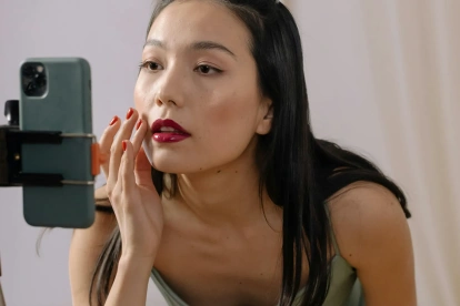 Los usuarios están saturados de contenidos que muestran pieles perfectas y maquillajes impecables.