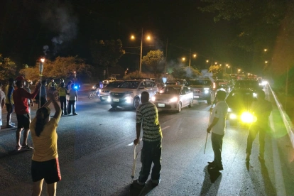 Moradores bloquean vía a la costa por muertes en el km 14,5 de Guayaquil.