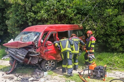 Personal del Cuerpo de Bomberos de Quito rescató a una persona atrapada tras el accidente en La Legarda.