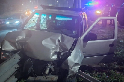 Vehículo impacta contra la barrera metálica en la vía Perimetral, mientras policías y personal de auxilio atienden la emergencia.
