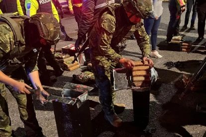 Un control militar en el sector Los Loros permitió descubrir droga camuflada en cajas metálicas soldadas dentro de un bus que viajaba de El Coca a Guayaquil.
