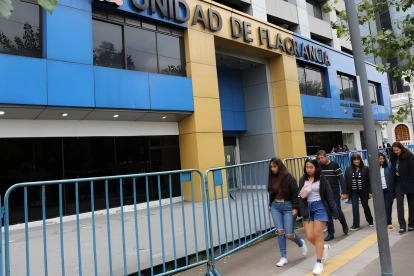Referencial.Ciudadanos transitan frente a la Unidad de Flagrancia en Quito, donde se conoció la condena por violencia de género.”