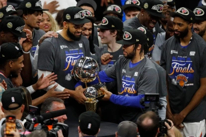 Jugadores de New York Knicks celebran este lunes la conquista de la Conferencia Este de la NBA por primera vez desde 1999.