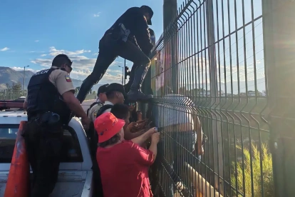 La Policía Nacional evitó una tragedia en el puente del Chiche Nuevo, en el nororiente de Quito.