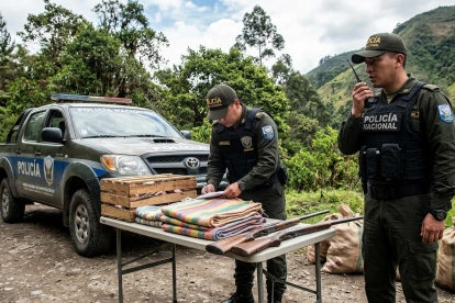 Referencial.Policías registran evidencias decomisadas durante operativos en Bolívar.