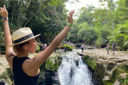 Turistas disfrutan de espacios naturales durante el feriado en Ecuador.