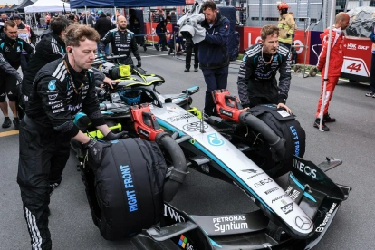 El piloto italiano George Rusell, de Mercedes, es empujado hasta la parrilla de salida antes del Gran Premio de Canadá de Fórmula 1 en el Circuito Gilles Villeneuve en Montreal, Canadá.