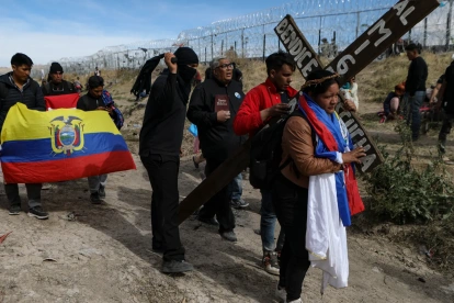 Migrantes ecuatorianos en una simulación del Vía Crucis de Jesucristo, en la frontera con El Paso, Texas, durante el Viernes Santo, vista desde Ciudad Juárez, México, el 29 de marzo de 2024.