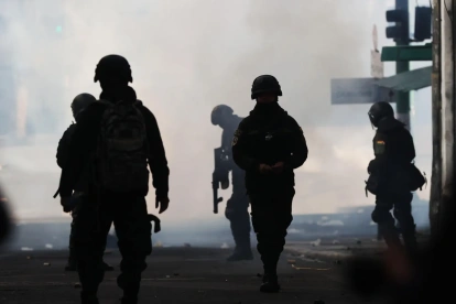 Integrantes de la Policía de Bolivia reaccionan durante una jornada de protestas que exigen la renuncia del presidente de Bolivia, Rodrigo Paz, este lunes en La Paz (Bolivia).