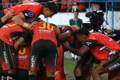 Jugadores del Deportivo Cuenca celebran un gol.
