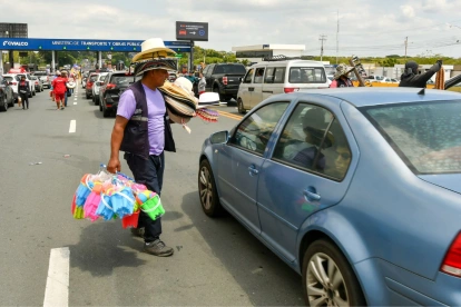 Los comerciantes aprovechan el paso de viajeros en el peaje de vía a la costa, en los feriados, para ofrecer diversos productos.