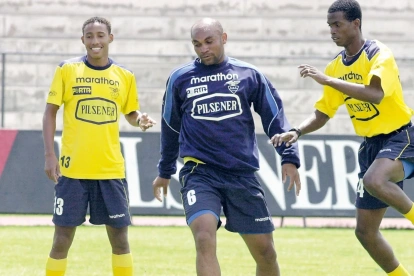 El histórico exfutbolista Raúl Guerrón dirige un entrenamiento junto a juveniles de Barcelona Sporting Club