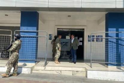 Policía allana Fiscalía en Manta, 26 mayo, tras asesinato de dos secretarios a 100 metros.