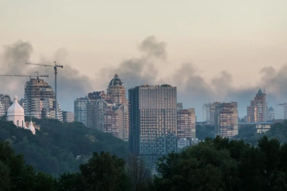 El humo se eleva sobre el horizonte de la ciudad tras los ataques rusos contra Kiev, Ucrania, el 24 de mayo de 2026, en medio de la invasión rusa.