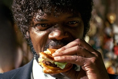 En esta escena aparentemente insignficante de Pulp Fiction, Jules (Samuel L. Jackson) come una hamburguesa y el gesto eleva la intensidad de ese momento.