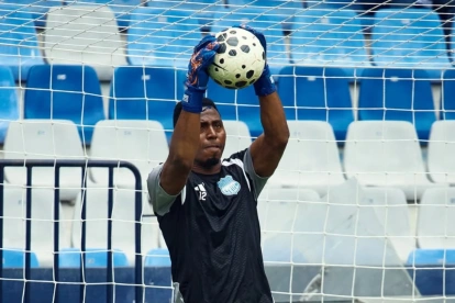El portero de Emelec, Pedro Ortiz, durante los trabajos de preparación en Guayaquil.