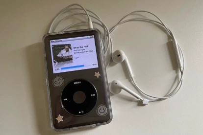 Apple lanzó el primer iPod el 23 de octubre de 2001 bajo el famoso eslogan de "1.000 canciones en tu bolsillo"