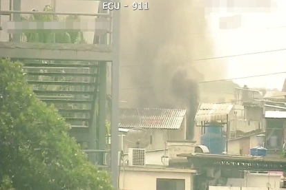 Imágenes del ECU911 muestran el humo saliendo de la vivienda en el sur de Guayaquil.
