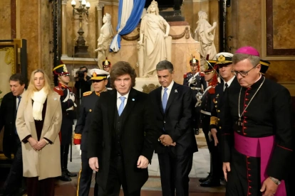 El presidente de Argentina, Javier Milei (c), participa en una ceremonia para conmemorar el 215 aniversario de la Revolución de Mayo de 1810, en Buenos Aires (Argentina).