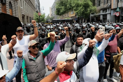 Maestros de la Coordinadora Nacional de Trabajadores de la Educación (CNTE) se manifiestan durante una marcha en Ciudad de México (México).