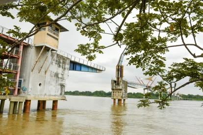 El puente Santay–Durán permanece cerrado y sin señales visibles de recuperación, cinco años después del impacto que lo dejó fuera de servicio.