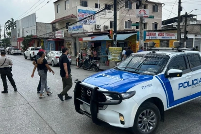 Policías cercaron la escena del ataque armado registrado la tarde de este 26 de mayo en la av. Francisco de Orellana, frente a un centro comercial del norte de Guayaquil.