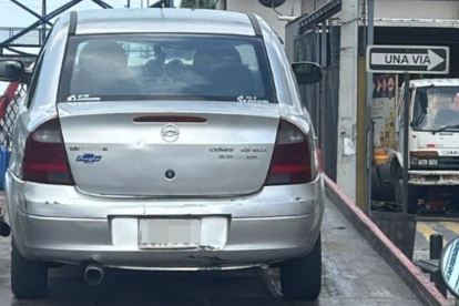 Personal de la ATM trasladó en grúa al vehículo retenido por acumular más de $31.000 en multas de tránsito.