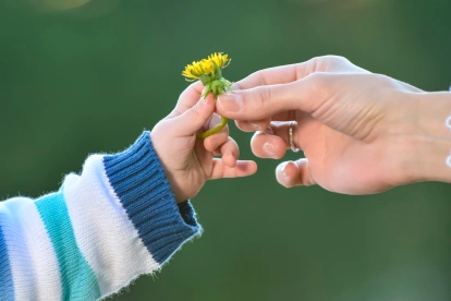 La poesía se convierte en homenaje a las madres ausentes.