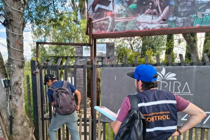 Clausura de glampings en Puembo por parte de la AMC en zona de riesgo junto a la quebrada El Chiche.