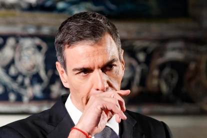El presidente del Gobierno, Pedro Sánchez, ofrece una rueda de prensa en la Embajada de España en el Vaticano, este miércoles.