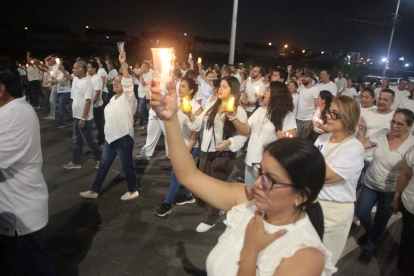 Los residentes usaron velas y linternas para exigir paz.