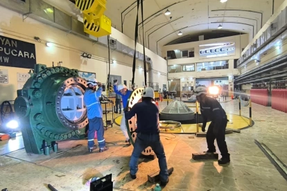 Técnicos realizan mantenimiento en Central Pucará.