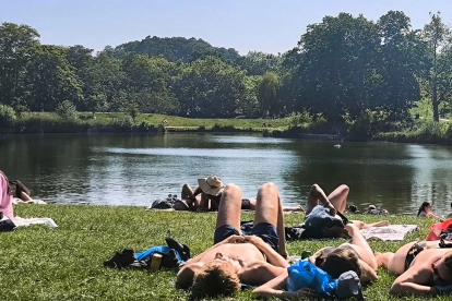 Personas buscan alivio junto al lago durante una jornada marcada por el ‘efecto horno’ que intensifica el calor en Europa.