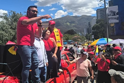 Los dirigentes de Unidad Popular encabezaron el plantón que se convocó en el TCE, norte de Quito, para pedir que se anule la cancelación del movimiento.