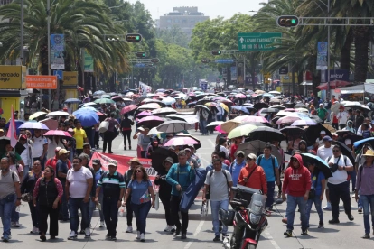 Personas participan en una manifestación de la Coordinadora Nacional de Trabajadores de la Educación (CNTE) este martes, en Ciudad de México (México).