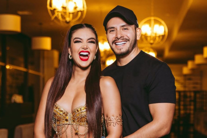 Dayanara junto a su esposo y mánager Jonathan Estrada.