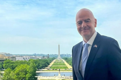 Gianni Infantino, presidente de la FIFA, dialogó con representantes durante una visita al estadio MetLife, sede de la final del Mundial 2026.