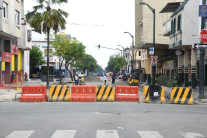 La vía permanece parcialmente cerrada.