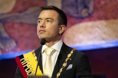 El presidente daba un mensaje a la nación y buena parte del debate terminó concentrado en una pequeña funda transparente que apareció en su bolsillo.