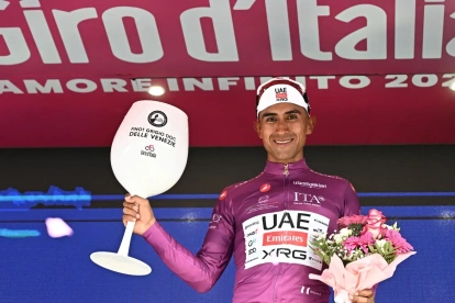 Jhonatan Narváez y su felicidad en el podio al lucir la maglia ciclamino.